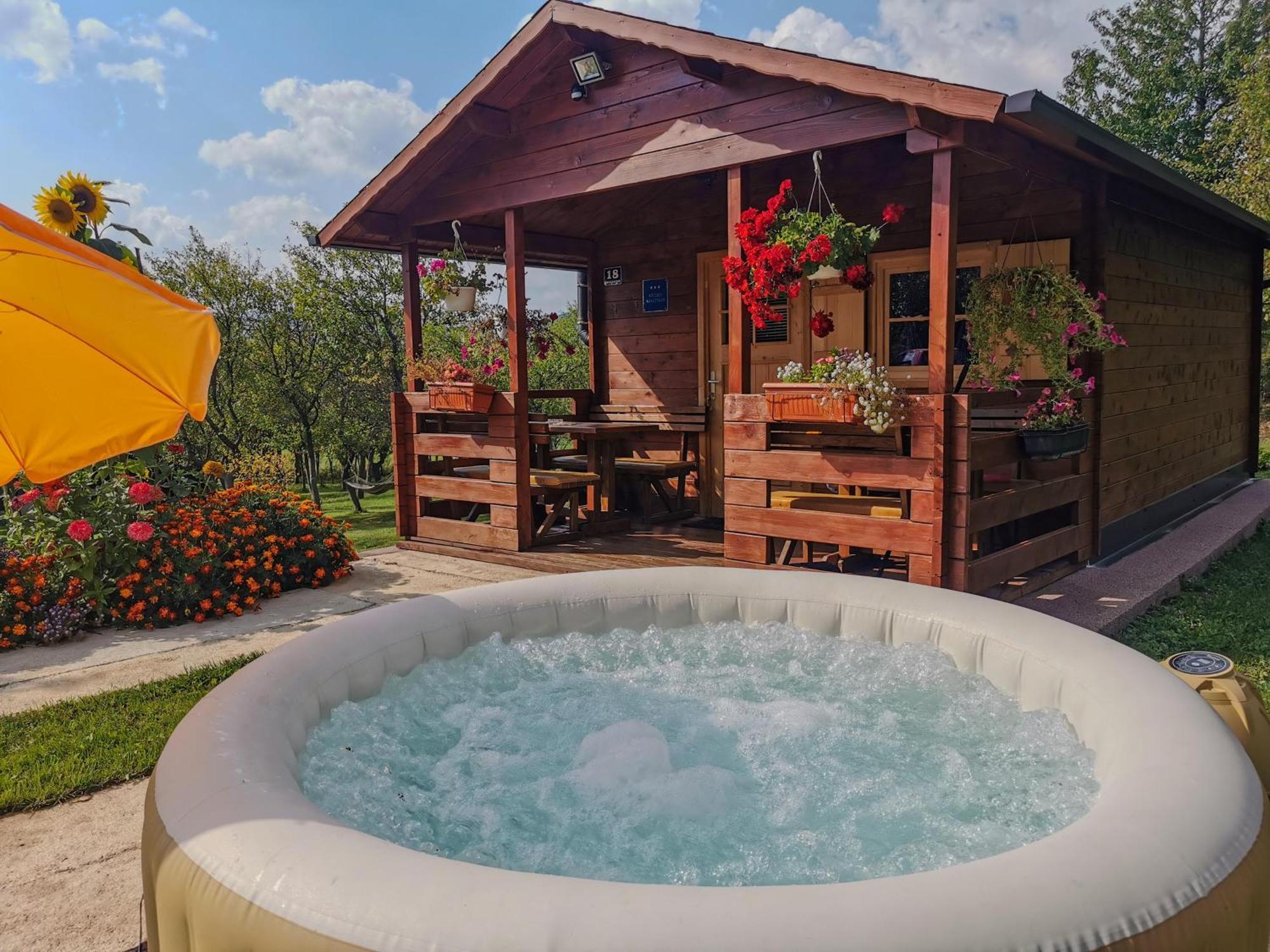 Cottage La Sierra With Jacuzzi Korenica Eksteriør billede